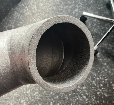 Das EPP-Schaumrohr, in das die Blende eingeschoben wird